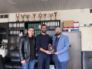 الشهيد د. حسين بزي يتسلّم كتاب الأيقونة (الاستشهادية سناء محيدلي) من عميد التربية والشباب ايهاب المقداد بحضور مدير مديرية الجامعة اللبنانية-حدث